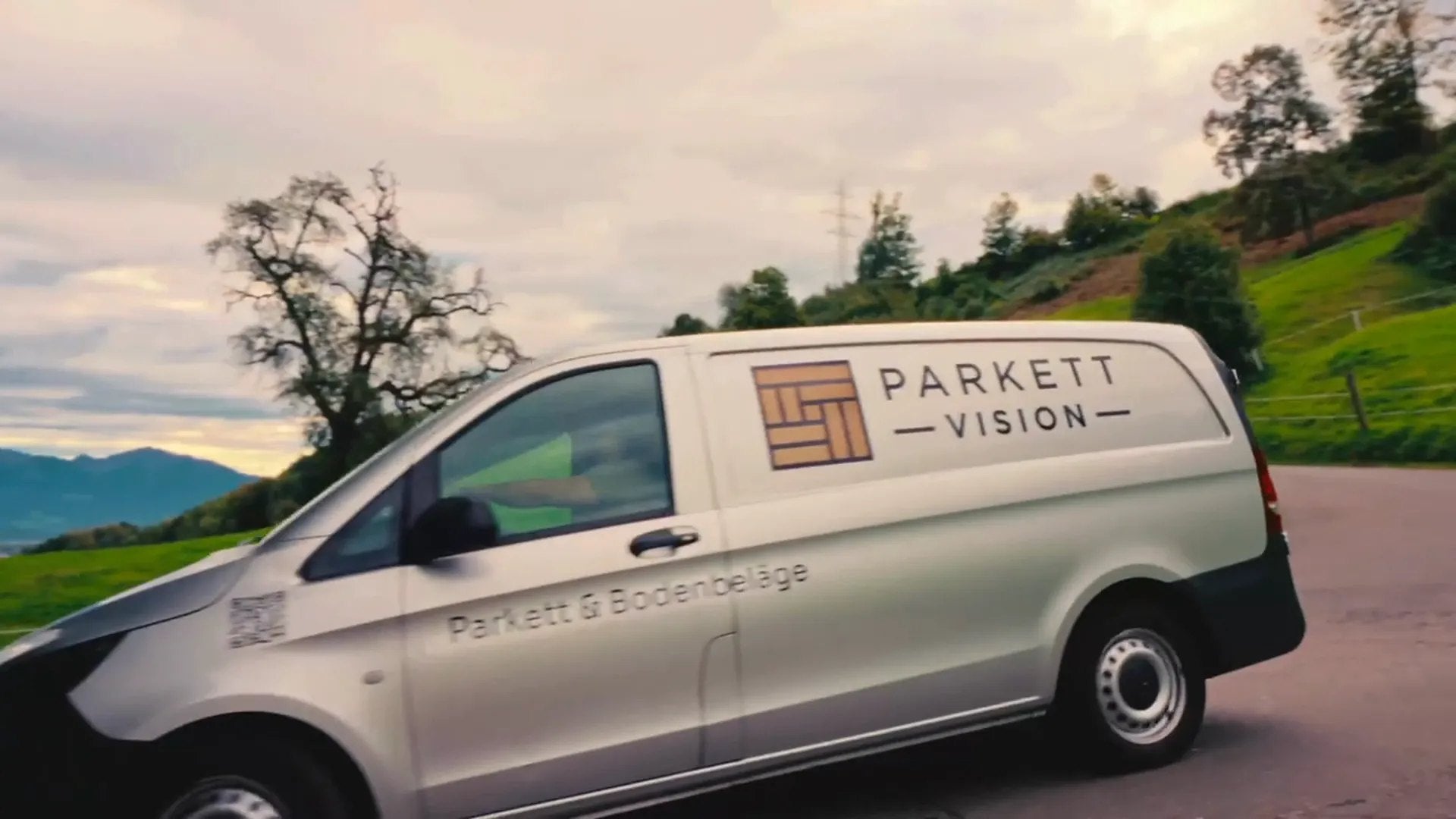 Firmenbus von Parkett Vision unterwegs im Raum Zürich